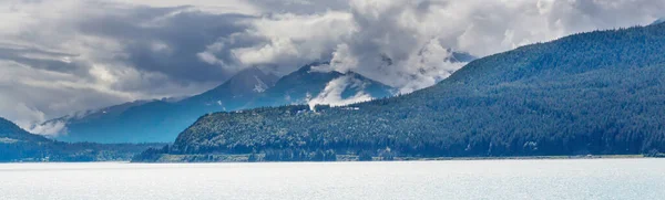 穏やかな水の中の岩の反射とカナダの山の湖で穏やかなシーン — ストック写真