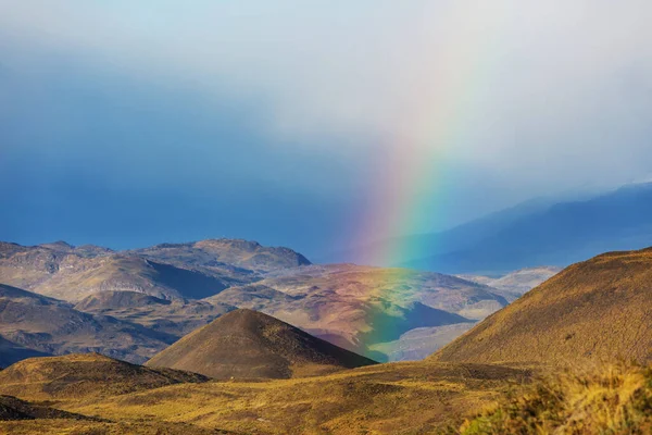 Duha Nad Horami Nádherná Přírodní Krajina Malebná Příroda — Stock fotografie