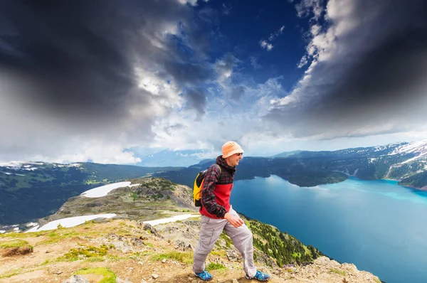 Caminhando Homem Nas Montanhas Canadenses Caminhada Atividade Recreação Popular América — Fotografia de Stock