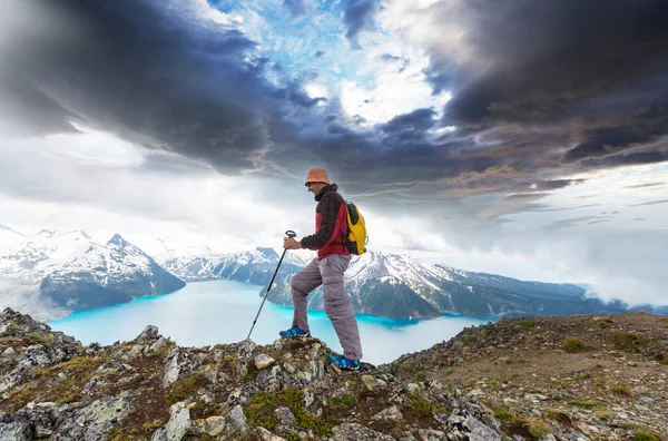 Caminhando Homem Nas Montanhas Canadenses Caminhada Atividade Recreação Popular América — Fotografia de Stock