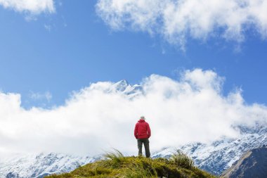 Yeni Zelanda, Güney Adası, Cook Dağı yakınlarındaki güzel dağlarda yürüyüşçü.