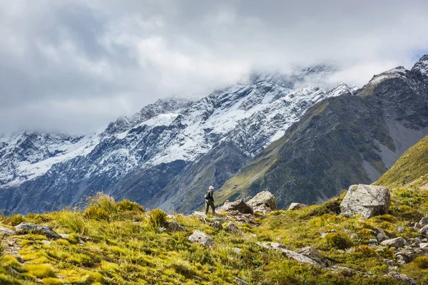Randonneur Dans Belles Montagnes Près Mont Cook Nouvelle Zélande Île — Photo