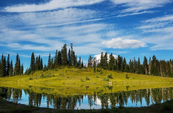 Lago Serenità Montagna Nella Stagione Estiva Bellissimi Paesaggi Naturali — Foto Stock