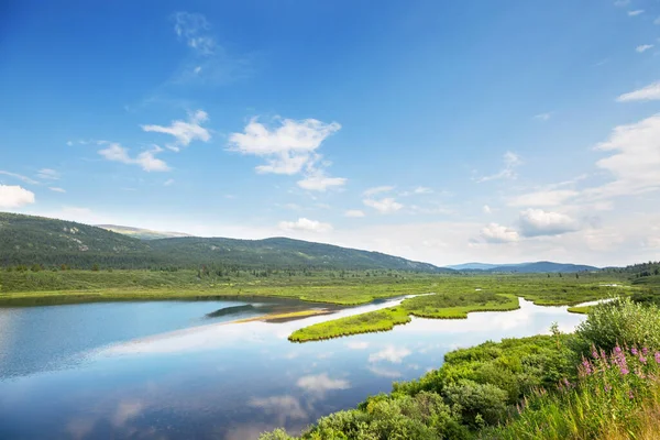 Rustige Scène Bij Het Bergmeer Canada Met Reflectie Van Rotsen — Stockfoto