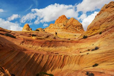Utah dağlarında yürüyüş. Alışılmadık doğal manzaralarda yürüyüş. Fantastik kumtaşı oluşumları.