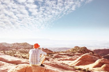 Utah dağlarında yürüyüş. Alışılmadık doğal manzaralarda yürüyüş. Fantastik kumtaşı oluşumları.