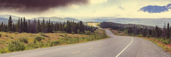 山の中で風景道路 旅行の背景 — ストック写真