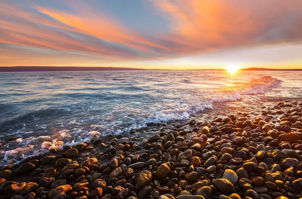 海の海岸での景色のカラフルな夕日 壁紙や背景画像に適しています 美しい自然景観 — ストック写真