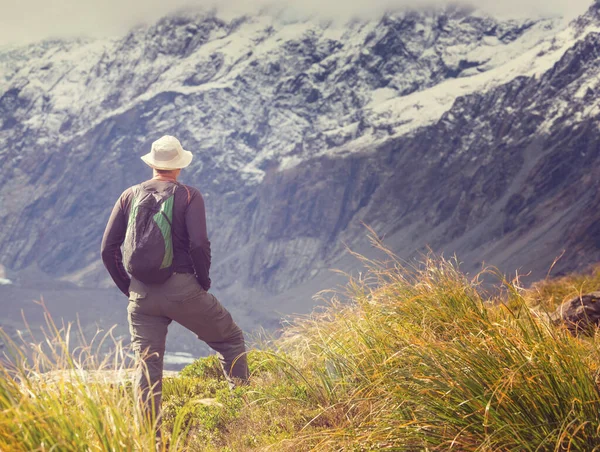 Backpacker Vandring Höga Bergen — Stockfoto