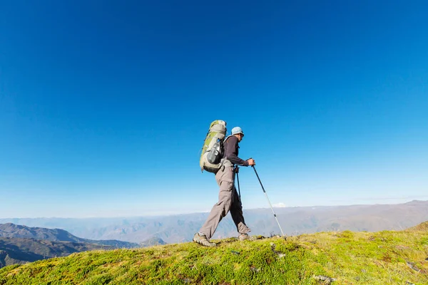 Backpacker Μια Πεζοπορία Στα Βουνά Του Καλοκαιριού — Φωτογραφία Αρχείου