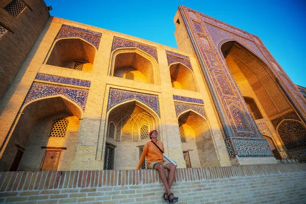 Τουριστική Κοντά Στο Αρχαίο Ιστορικό Κτίριο Στο Ουζμπεκιστάν — Φωτογραφία Αρχείου