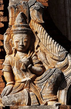 Myanmar 'da oyulmuş taş heykel