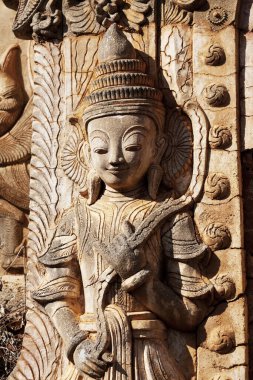 Myanmar 'da oyulmuş taş heykel