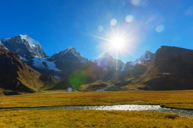 Cordillera Huayhuash, Peru, Güney Amerika 'daki güzel dağ manzaraları