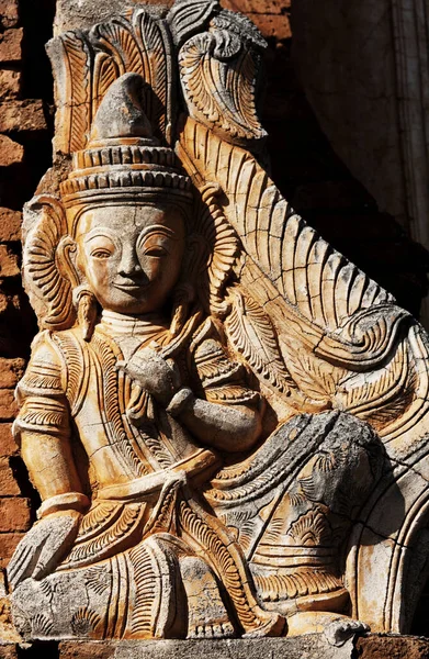 Myanmar 'da oyulmuş taş heykel