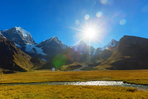 Cordillera Huayhuash, Peru, Güney Amerika 'daki güzel dağ manzaraları