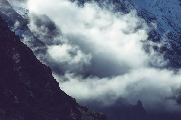 Mgła Wysokich Górach Piękne Krajobrazy Naturalne — Zdjęcie stockowe