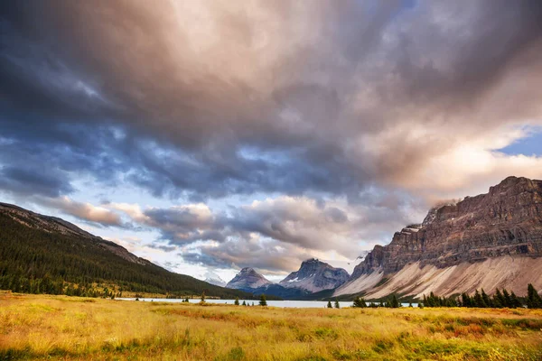 Scena Serena Presso Lago Montagna Canada Con Riflesso Delle Rocce — Foto Stock