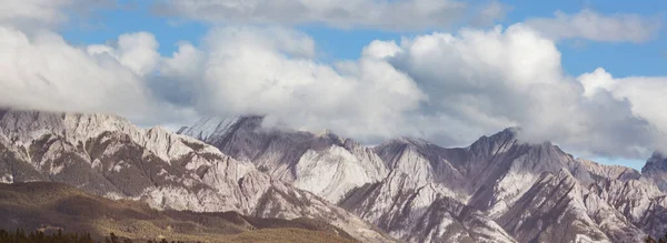 Pittoresca Vista Sulle Montagne Rocciose Canadesi Nella Stagione Estiva — Foto Stock