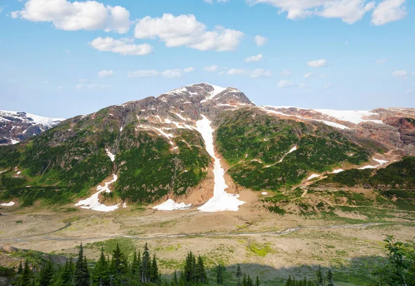 夏季加拿大落基山脉的风景如画的山景 — 图库照片