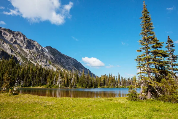 Озеро Сереніті Горах Літній Сезон Красиві Природні Пейзажі — стокове фото