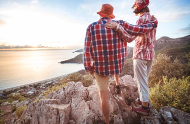 Türkiye 'nin deniz kıyısında ayakta duran çift