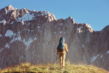 Yolculuk zamanı. Tacikistan, Pamir 'deki güzel Fann dağlarında yürüyüş yapan bir adam. Orta Asya.