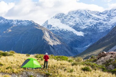 Yeni Zelanda, Güney Adası, Cook Dağı yakınlarındaki güzel dağlarda yürüyüşçü.