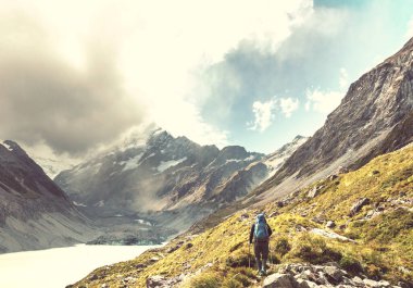 Yeni Zelanda, Güney Adası, Cook Dağı yakınlarındaki güzel dağlarda yürüyüşçü.