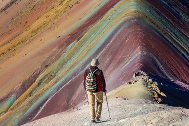 Vinicunca, Cusco Bölgesi, Peru 'da yürüyüş sahnesi. Montana de Siete Renkleri, Gökkuşağı Dağı.