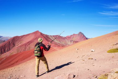 Vinicunca, Cusco Bölgesi, Peru 'da yürüyüş sahnesi. Montana de Siete Renkleri, Gökkuşağı Dağı.