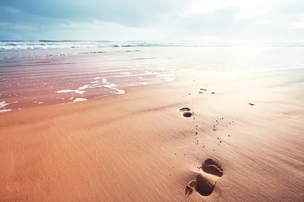 美丽的海滩 沙子上的脚印令人惊奇的假期和旅行背景 — 图库照片