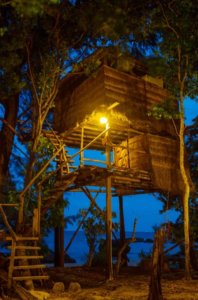 Deniz Kıyısındaki Tropik Bambu Kulübesi — Stok fotoğraf