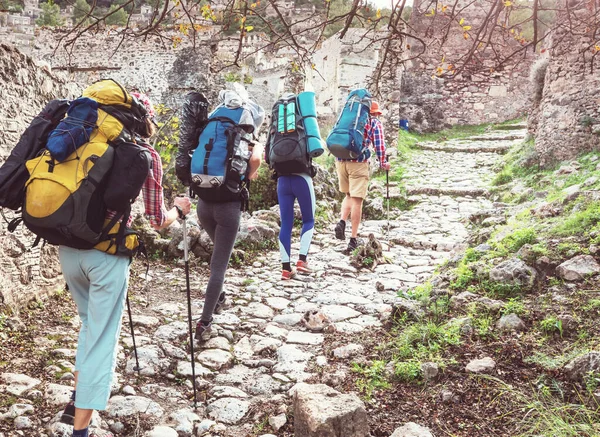 Bir Grup Gezgin Dağlarda Yürüyüş Yapıyor Aktif Yaşam Tarzı Seyahat — Stok fotoğraf