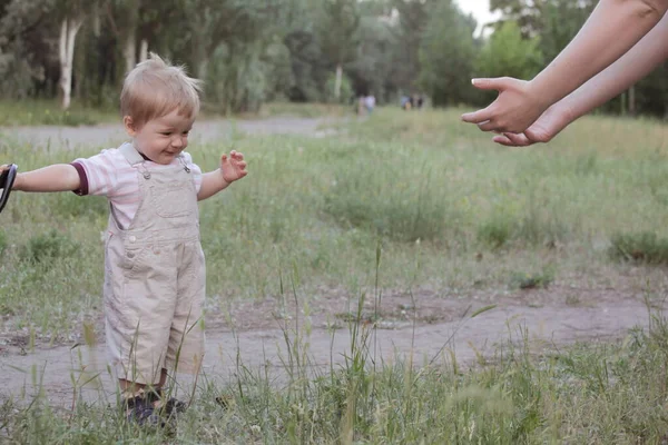 Pequeño Niño Dar Sus Primeros Pasos Con Ayuda Madre Parque — Foto de Stock