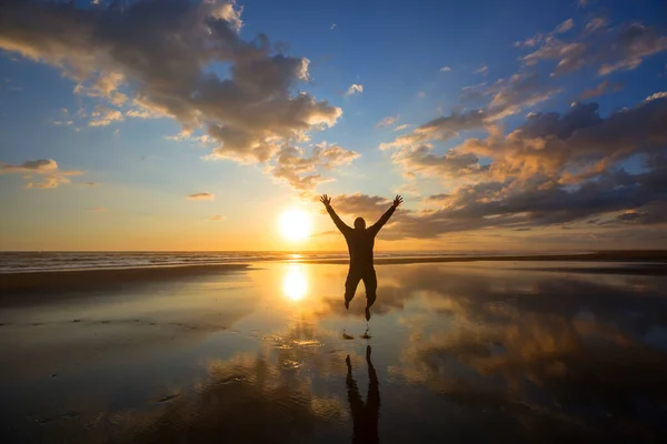 Hombre Feliz Amanecer Playa Concepto Viaje Emoción —  Fotos de Stock