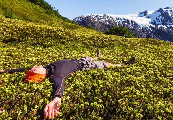 Homem Relaxante Nas Montanhas Nascer Sol — Fotografia de Stock
