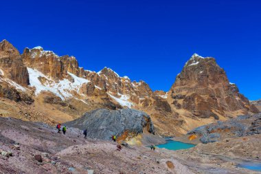 Cordillera dağlarında yürüyüş sahnesi, Peru