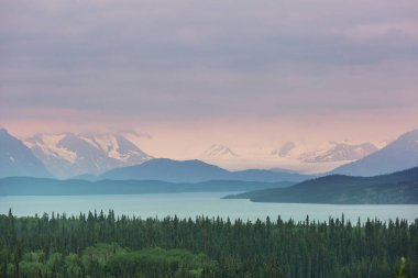 Yazın Alaska 'nın Picturesque Dağları. Karla kaplı kütleler, buzullar ve kayalık tepeler.