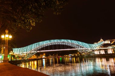 Barış Köprüsü, gece Tiflis 'in merkezindeki Mtkvari Nehri üzerindeki modern yaya köprüsü.