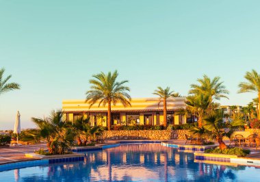 Mavi suyu olan yüzme havuzu.