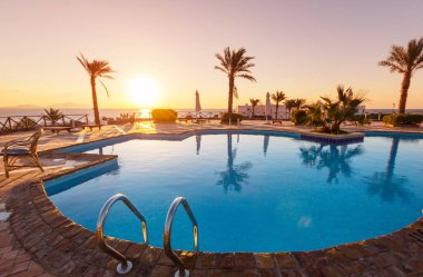 Mavi suyu olan yüzme havuzu.