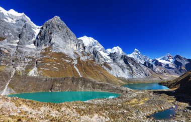 Cordillera Huayhuash, Peru 'daki üç göl.