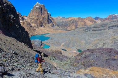 Cordillera dağlarında yürüyüş sahnesi, Peru