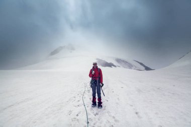 Yüksek karlı dağlara tırmanmak