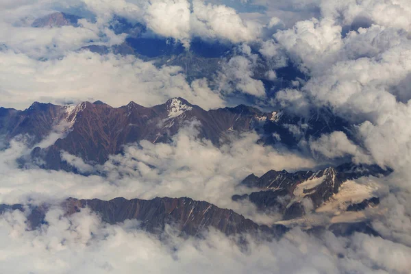 Dağlardaki Bulutların Üstünde Güzel Bir Manzara — Stok fotoğraf