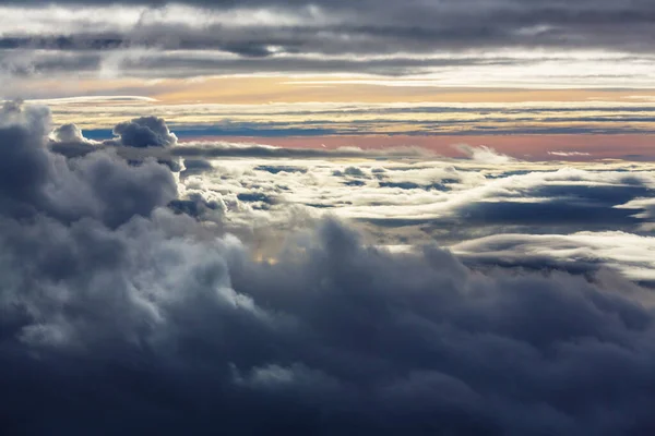 山の中の雲の上の美しい景色 — ストック写真