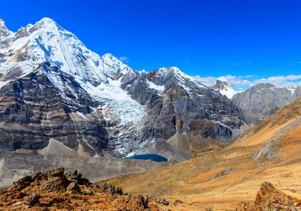 Cordillera Blanca, Peru, Güney Amerika 'daki güzel dağ manzaraları