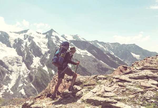 Backpacker Στην Πεζοπορία Στα Ψηλά Βουνά — Φωτογραφία Αρχείου