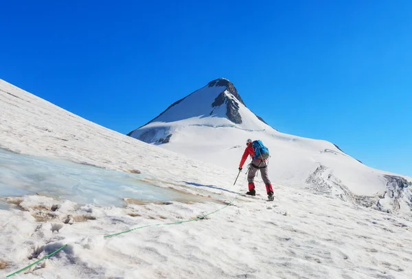 Der Aufstieg Hohe Schneebedeckte Berge — Stockfoto